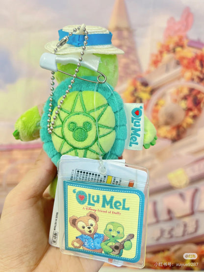 Disney迪士尼 ｜东迪夏日限定夏威夷草帽衬衫站姿Olu小龟毛绒挂件/包挂/胸针