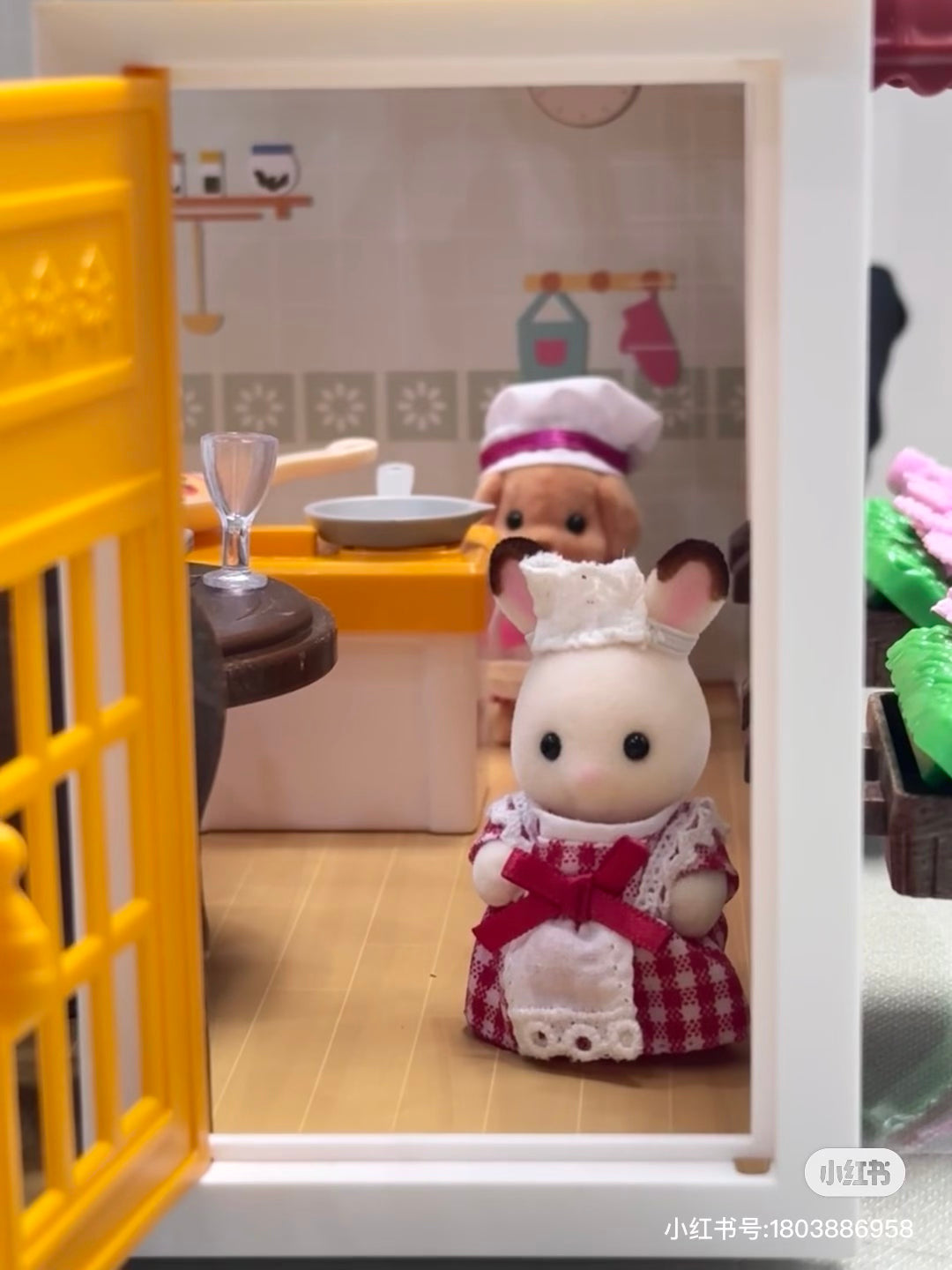 SylvanianFamilies｜FOREST KITCHEN BABY CHOCOLATE RABBIT WAITRESS Red