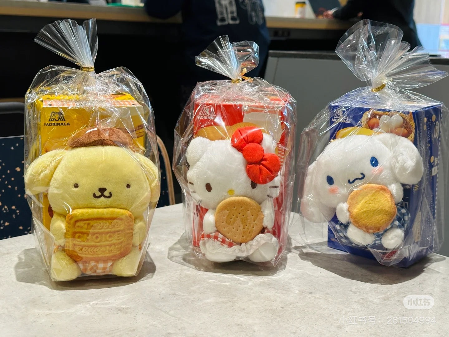 Sanrio三丽鸥｜Morinaga × Sanrio Collaboration Biscuit &amp; Mascot Holder森永联名饼干+毛绒玩偶挂件/包挂｜约 23.0 x 13.2 x 12.1cm【25.07】