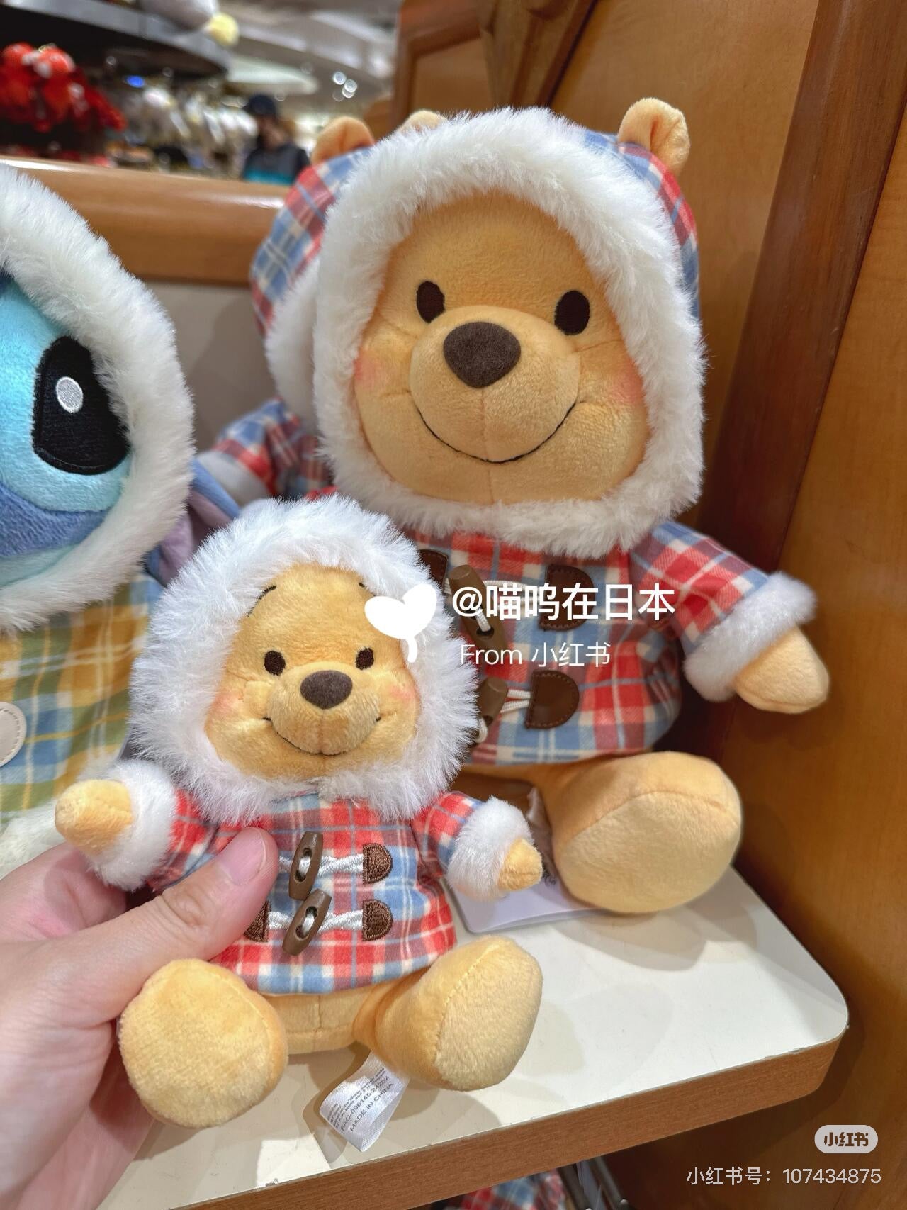 Disney迪士尼｜Winter Jacket Doll东迪冬日限定格纹大衣斗篷坐姿毛绒玩偶钥匙扣挂件/包挂｜约高 14 x 宽 14 x 深 9(cm)