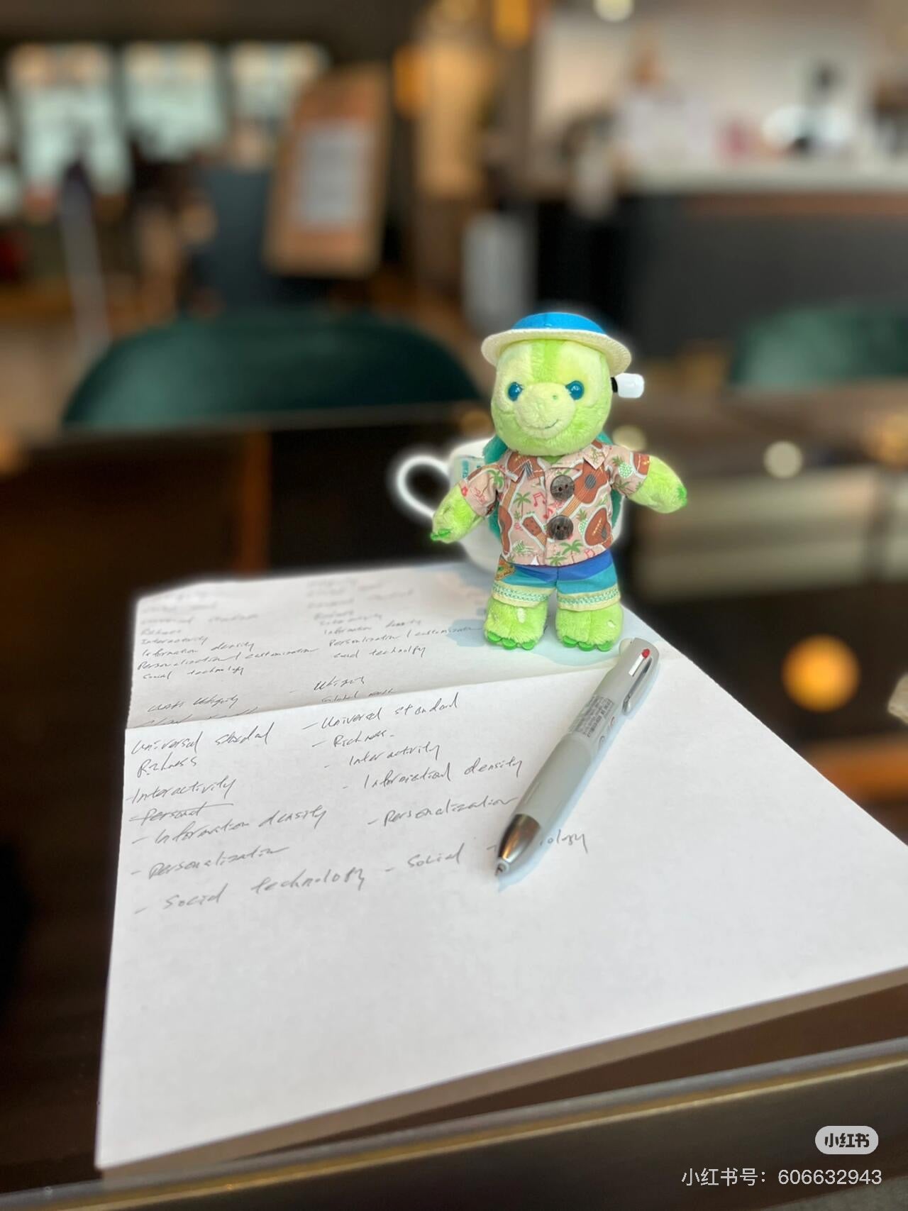 Disney迪士尼 ｜东迪夏日限定夏威夷草帽衬衫站姿Olu小龟毛绒挂件/包挂/胸针