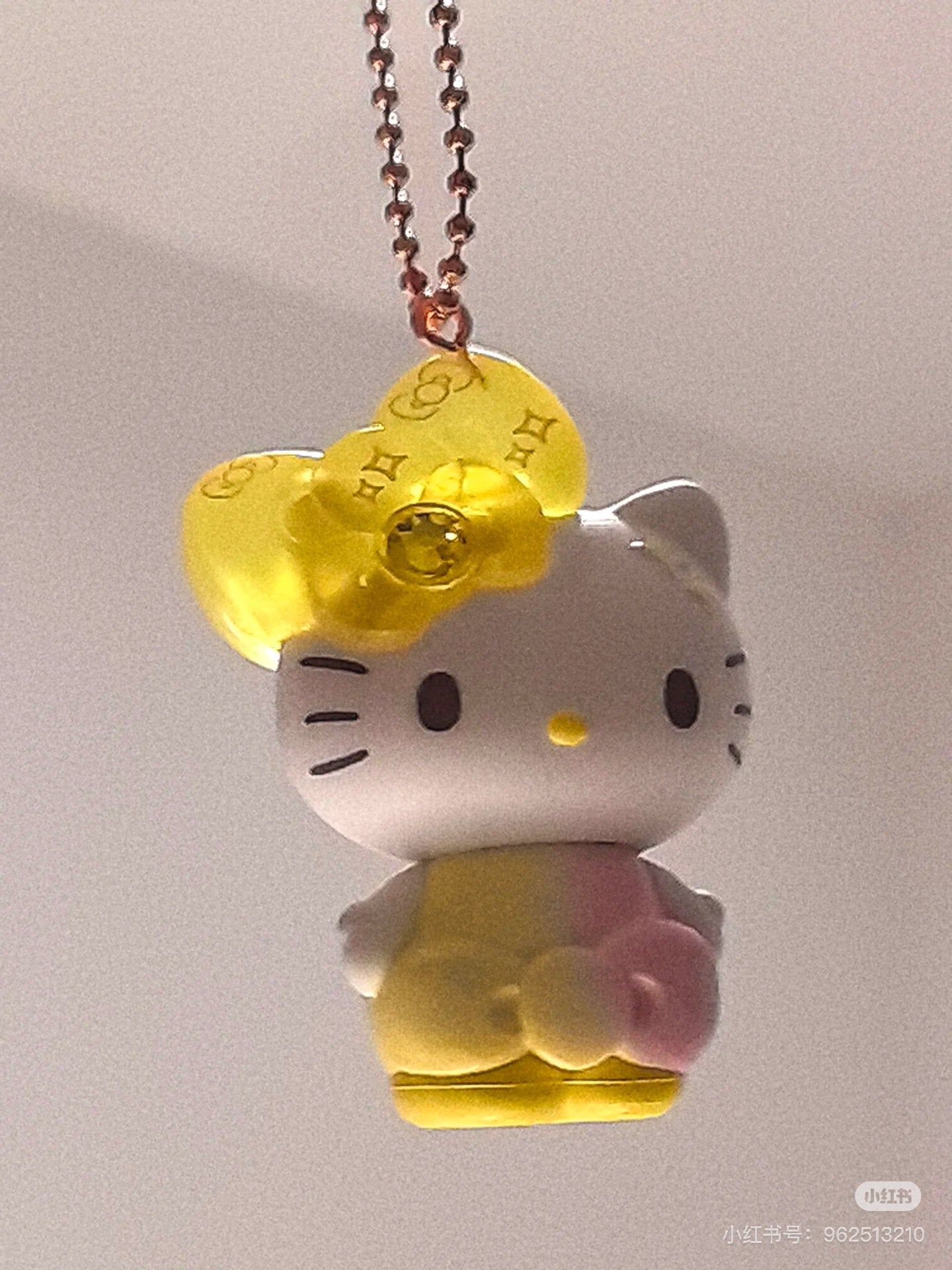 HelloKitty凯蒂猫｜Birthday 50th The Fashionable Ribbons Sanrio Blindbag 50周年生日限定彩虹水钻蝴蝶结吊饰挂件盲盒/全8种｜1枚入