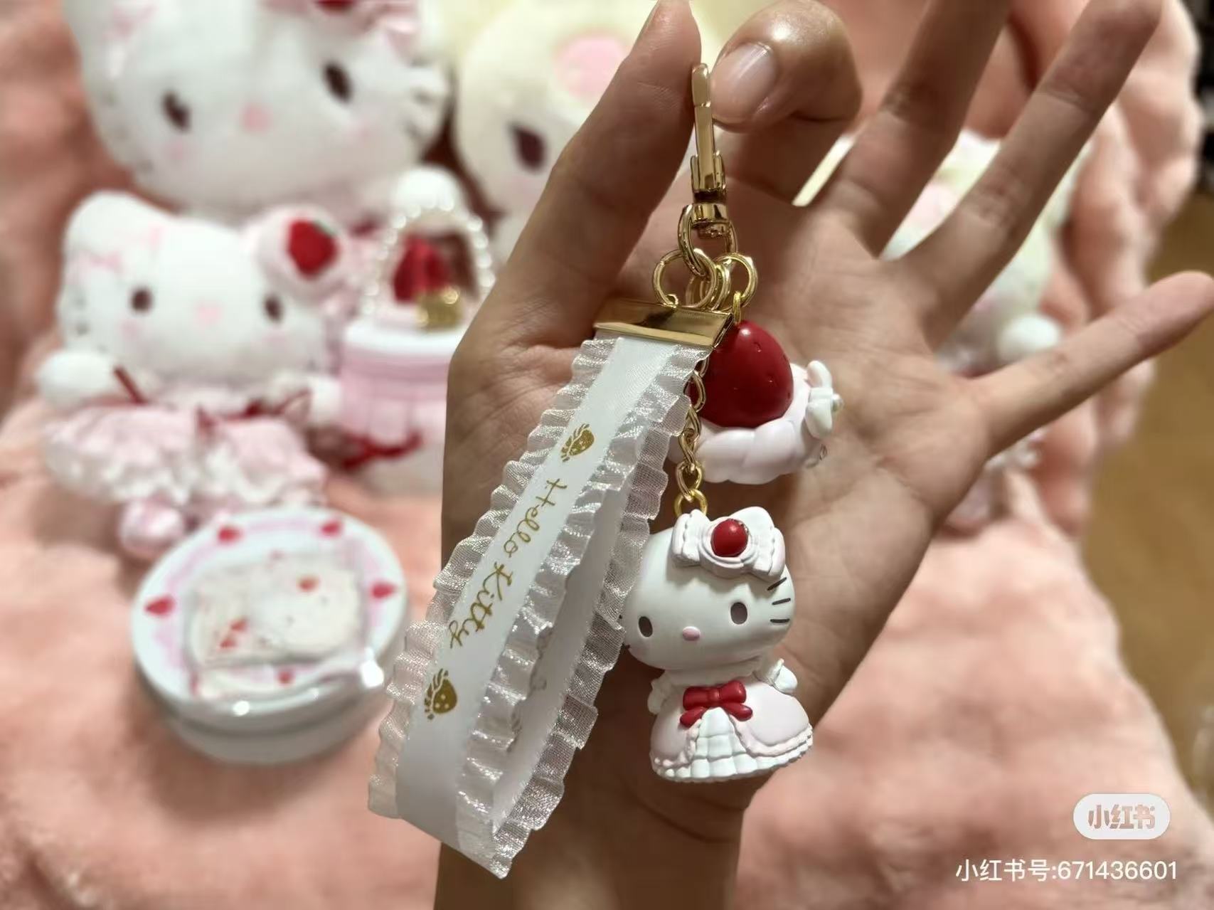 Sanrio｜Strawberry Whipped Cake Mascot Keychain｜2.7×2.8×3.5cm approx.