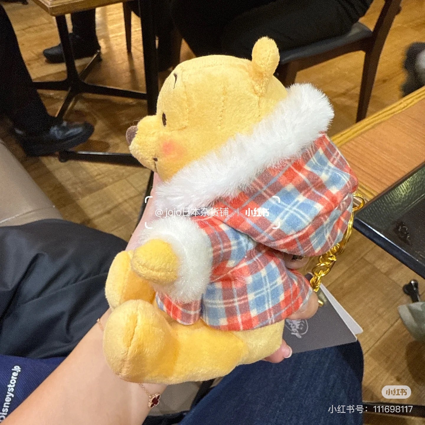 Disney迪士尼｜Winter Jacket Doll东迪冬日限定格纹大衣斗篷坐姿毛绒玩偶钥匙扣挂件/包挂｜约高 14 x 宽 14 x 深 9(cm)