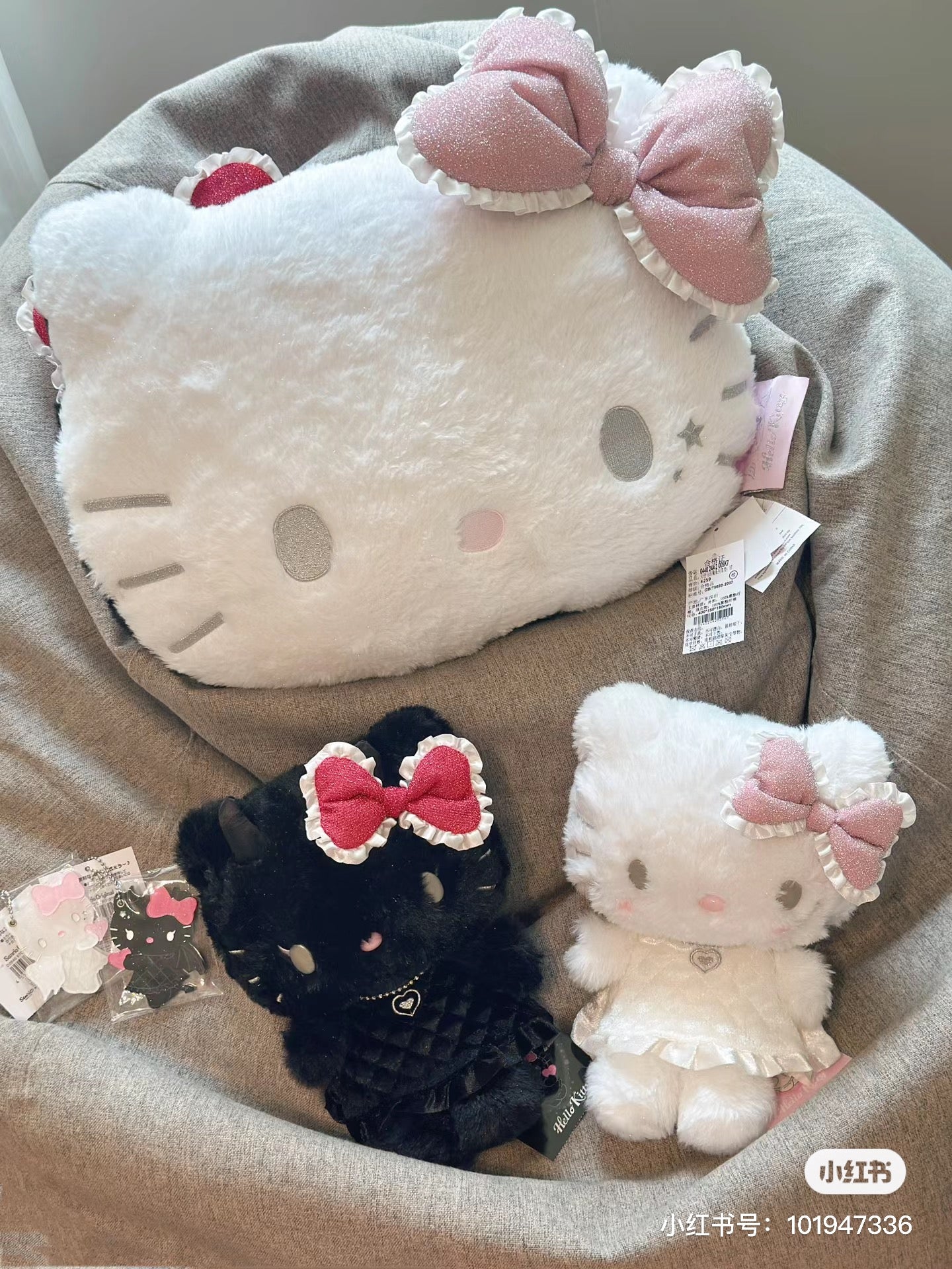 Hello kitty凯蒂猫｜Sanrio Hello Kitty Plush  / Angel and Little Devil天使恶魔玩偶｜约 25.7 x 18.2 x 11.7cm