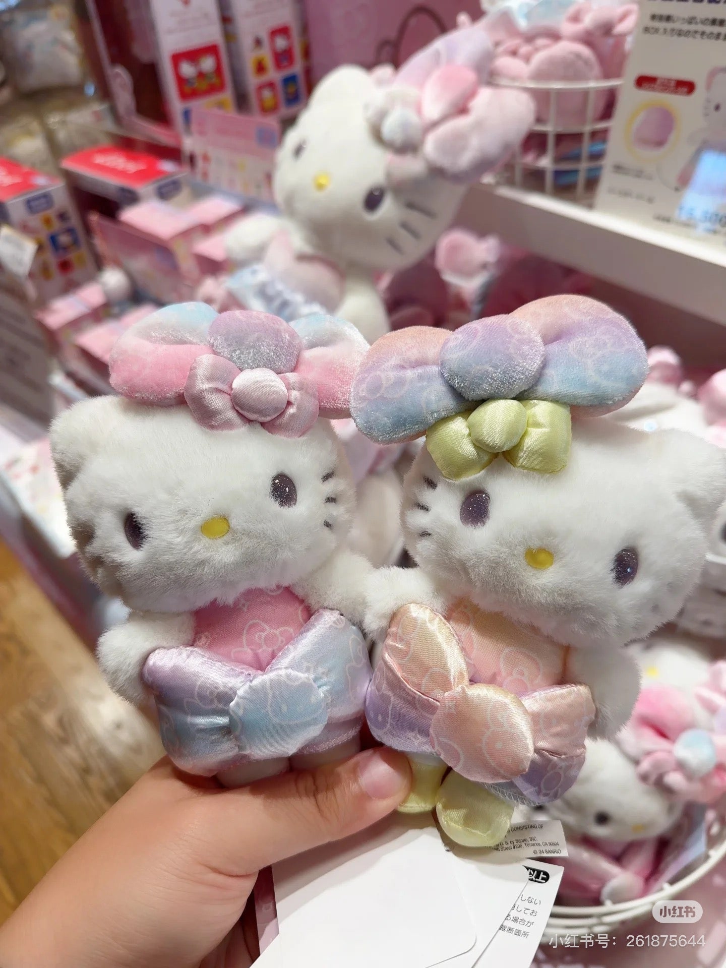 HelloKitty凯蒂猫｜Birthday 50th The Fashionable Ribbons Sanrio 50周年生日限定丝绒彩虹渐变蝴蝶结毛绒玩偶挂件/包挂/眼睛里有星辰｜约幅12×奥行5×高さ16cm