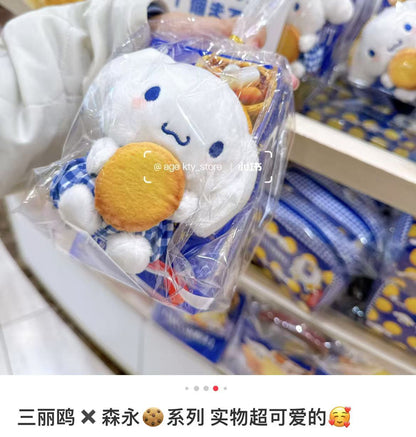 Sanrio三丽鸥｜Morinaga × Sanrio Collaboration Biscuit &amp; Mascot Holder森永联名饼干+毛绒玩偶挂件/包挂｜约 23.0 x 13.2 x 12.1cm【25.07】
