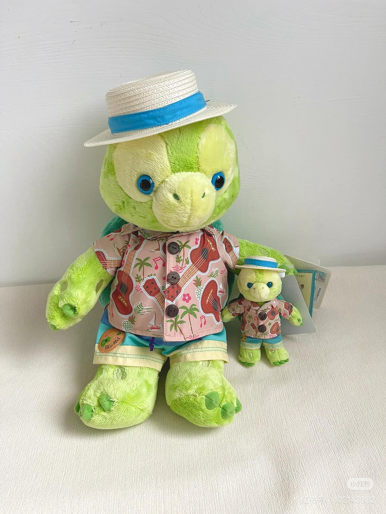Disney迪士尼 ｜东迪夏日限定夏威夷草帽衬衫站姿Olu小龟毛绒挂件/包挂/胸针