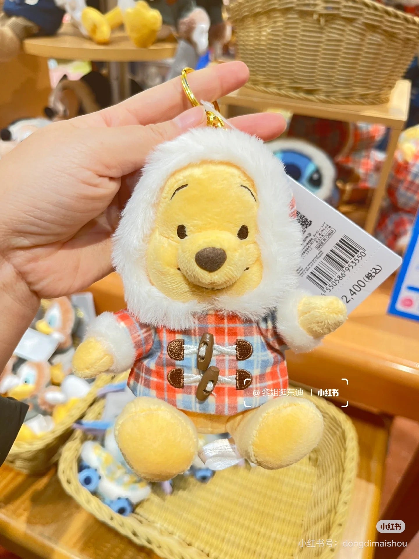 Disney迪士尼｜Winter Jacket Doll东迪冬日限定格纹大衣斗篷坐姿毛绒玩偶钥匙扣挂件/包挂｜约高 14 x 宽 14 x 深 9(cm)