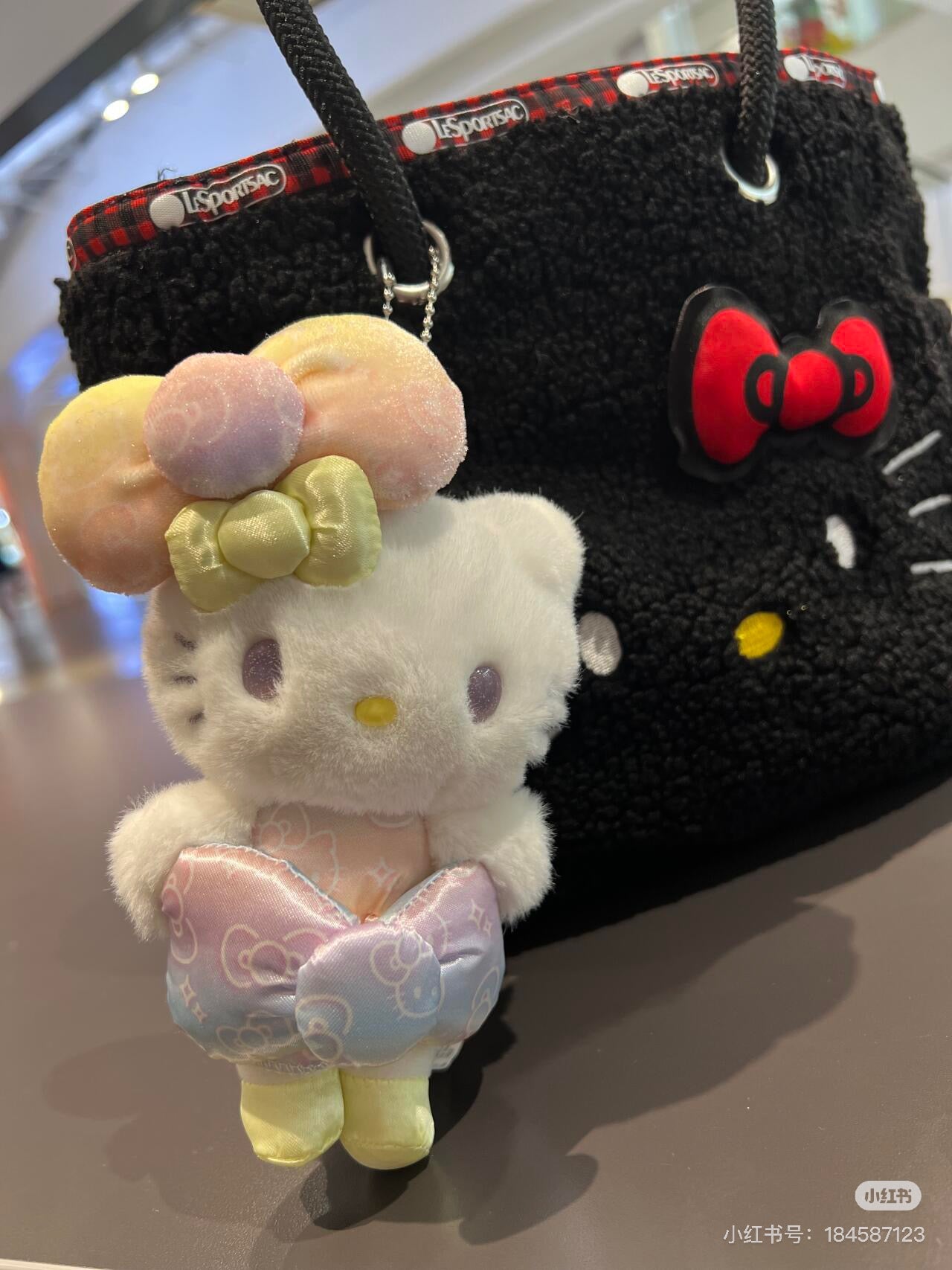 HelloKitty凯蒂猫｜Birthday 50th The Fashionable Ribbons Sanrio 50周年生日限定丝绒彩虹渐变蝴蝶结毛绒玩偶挂件/包挂/眼睛里有星辰｜约幅12×奥行5×高さ16cm