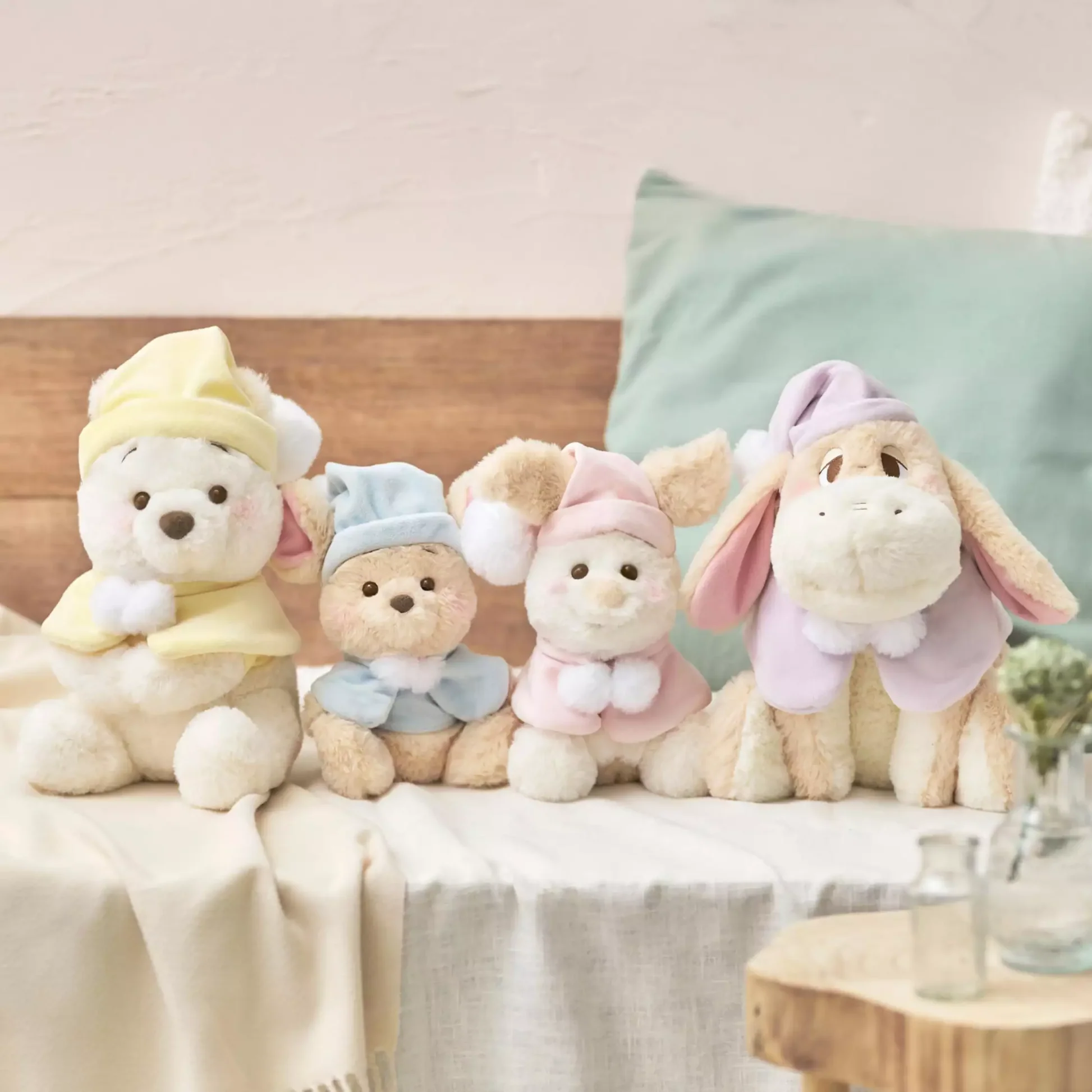 Disney迪士尼｜Plush Toy (S）/ White Pooh Fruit Latte Color Cape 东迪冬日限定水果拿铁色睡衣睡帽斗篷系列可爱角色坐姿毛绒玩偶/公仔/S号｜约28×17×19cm